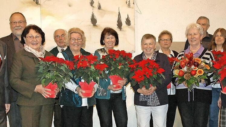 Insgesamt 13 Mitglieder des Thüringerwald-Vereins Coburg erreichten die Plätze eins bis zehn beim fröhlichen Wettstreit um den Titel des Wanderkönigs. Wanderkönigin wurde Christine Bauersachs (Fünfte von links).  Foto: Edwin Meißinger