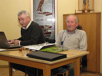 Die beiden Feldgeschworenen beim Vortrag im Musikerheim Fuchsstadt. Links Kreisobmann Peter Hart und rechts Ortsobmann Lothar Pfülb. Foto: Ludwig Deschner