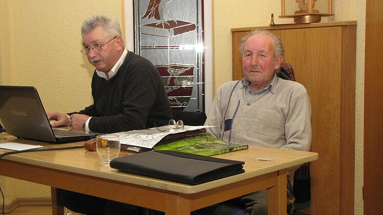 Die beiden Feldgeschworenen beim Vortrag im Musikerheim Fuchsstadt. Links Kreisobmann Peter Hart und rechts Ortsobmann Lothar Pfülb. Foto: Ludwig Deschner