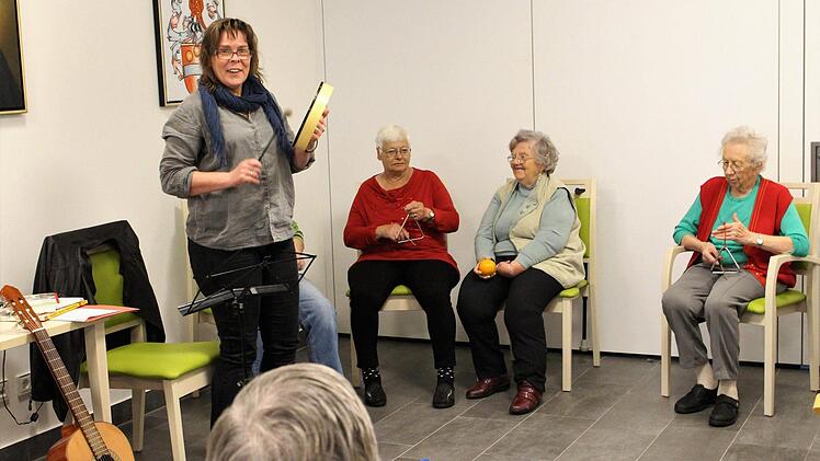 Daniela Wagner bietet im Bad Brückenauer Seniorenzentrum Waldenfels Musikunterricht für die Bewohner an.  Foto: Julia Raab
