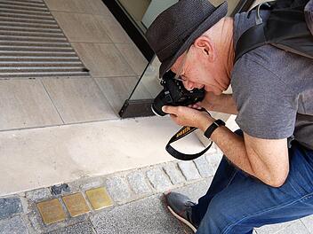 Unzählige Fotos machte Rechtsanwalt Stephen Lowe vom Stolperstein für seine Großtante Else Löwinsky.  Foto: Sigismund von Dobschütz