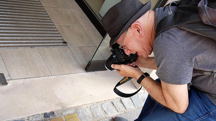 Unzählige Fotos machte Rechtsanwalt Stephen Lowe vom Stolperstein für seine Großtante Else Löwinsky.  Foto: Sigismund von Dobschütz