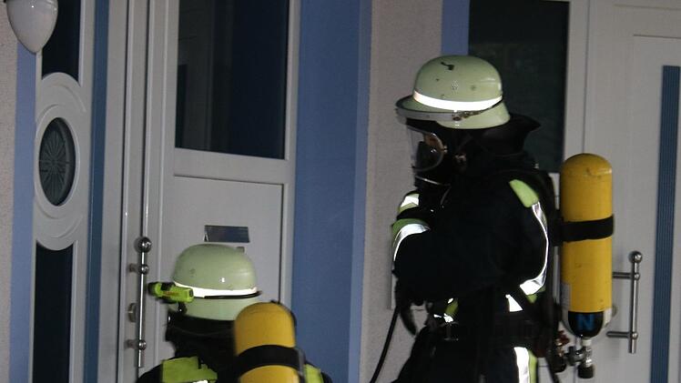 Die Wehrkräfte waren mit schwerem Atemschutz im Einsatz.