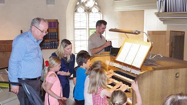 Die kleinen "Orgelm&auml;uschen" durften sich abschlie&szlig;end selbst am Spieltischerproben. Heike Sch&uuml;lein