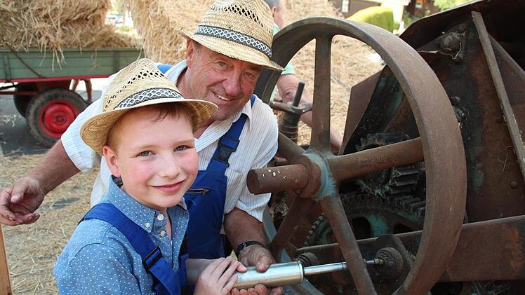 Niklas l&auml;sst sich von Georg Pornschlegel anlernen. Fotos: Franz B&ouml;hmer