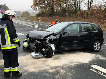 An der Einfahrt zum Gewerbegebiet "Alte Kaserne" zwischen Ebern und Unterpreppach kam es am Freitagmorgen zu einem Verkehrsunfall. Eine mit ihrem VW Polo abbiegende Pkw-Fahrerin kollidierte dabei mit einem entgegenkommenden Fahrzeug. In dem Polo saß auch die Enkelin der Fahrerin; beide wurden leicht verletzt.