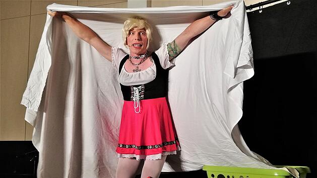 Claus Fleischhauer (52) als Zitta Gl&uuml;ck, die Wirtin vom Heiligenhof. Foto: von Dobsch&uuml;tz