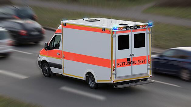80 Einsatzkr&auml;fte bei t&ouml;dlichem Unfall: Auto kollidierte mit zwei Lkws