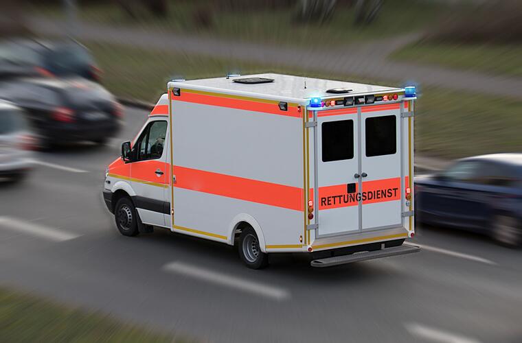 Pödeldorf: Seniorin (70) schwerverletzt eingeklemmt - 60 Feuerwehrkräfte nach Unfall im Einsatz