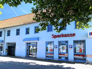 In Untersteinach und in zehn weiteren Orten im Landkreis hat die Sparkasse ihre Filialen für einige Tage geschlossen. Die Mitarbeiter arbeiten im Home-Office. Foto: Monika Limmer