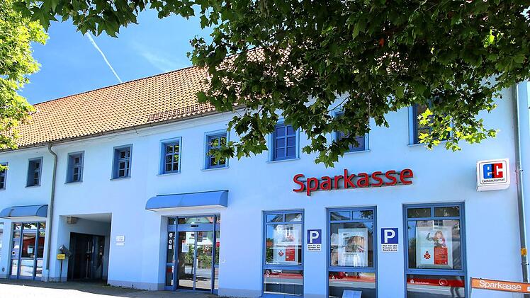 In Untersteinach und in zehn weiteren Orten im Landkreis hat die Sparkasse ihre Filialen für einige Tage geschlossen. Die Mitarbeiter arbeiten im Home-Office. Foto: Monika Limmer