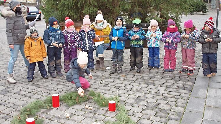 Die Igelkinder des Pfarrkindergartens "Heilige Familie" sangen voller Begeisterung ein Lied und stellten dabei kleine Lichter in die Mitte des Adventskranzes.