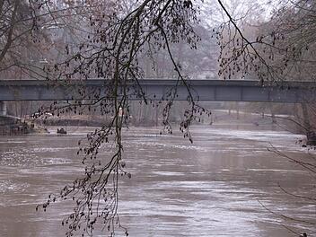 Im Bereich des Menzelsteges, nicht weit weg vom Saalemäander, ist ein neun Jahre alter Junge am Sonntag in die Hochwasser führende Saale gefallen. Foto: Benedikt Borst