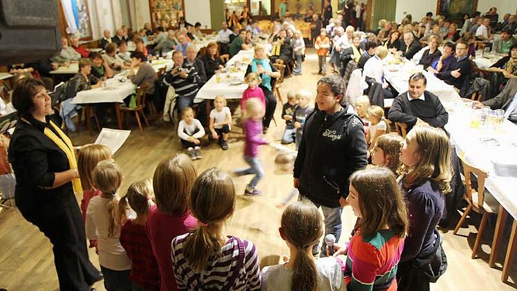 Im Saal der Hubertus-Schützen wurde einiges geboten, hier in Aktion: der Kinderchor des Gesangvereins. Alle Fotos: Michael Gründel