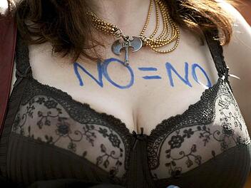 Eine Demonstrantin macht klar, dass ein Nein auch nein bedeuten soll, am 13.08.2011 in Berlin auf dem sogenannten Slutwalk. Werden Menschen aufgrund ihres Geschlechts benachteiligt, verachtet oder unterdrückt, spricht man von Sexismus. Opfer herabwürdigender sexistischer Äußerungen oder Handlungen sind in der Regel Frauen. Oft wird der Begriff auch als Synonym für die sexuelle Belästigung von Frauen verwendet. Foto: Hannibal/dpa Eine Demonstrantin macht klar, dass ein Nein auch nein bedeuten soll, am 13.08.2011 in Berlin auf dem sogenannten Slutwalk. Werden Menschen aufgrund ihres Geschlechts benachteiligt, verachtet oder unterdrückt, spricht man von Sexismus. Opfer herabwürdigender sexistischer Äußerungen oder Handlungen sind in der Regel Frauen. Oft wird der Begriff auch als Synonym für die sexuelle Belästigung von Frauen verwendet. Foto: Hannibal/dpa