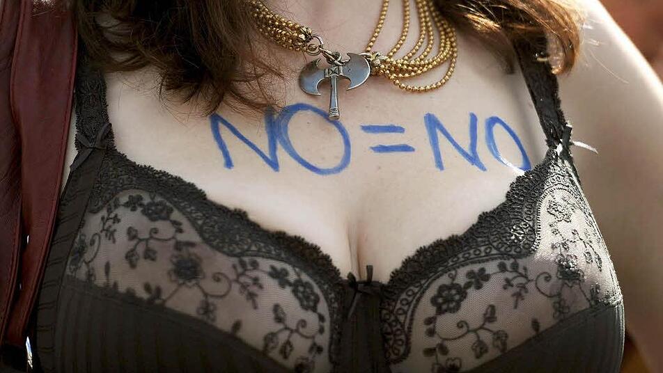 Eine Demonstrantin macht klar, dass ein Nein auch nein bedeuten soll, am 13.08.2011 in Berlin auf dem sogenannten Slutwalk. Werden Menschen aufgrund ihres Geschlechts benachteiligt, verachtet oder unterdrückt, spricht man von Sexismus. Opfer herabwürdigender sexistischer Äußerungen oder Handlungen sind in der Regel Frauen. Oft wird der Begriff auch als Synonym für die sexuelle Belästigung von Frauen verwendet. Foto: Hannibal/dpa Eine Demonstrantin macht klar, dass ein Nein auch nein bedeuten soll, am 13.08.2011 in Berlin auf dem sogenannten Slutwalk. Werden Menschen aufgrund ihres Geschlechts benachteiligt, verachtet oder unterdrückt, spricht man von Sexismus. Opfer herabwürdigender sexistischer Äußerungen oder Handlungen sind in der Regel Frauen. Oft wird der Begriff auch als Synonym für die sexuelle Belästigung von Frauen verwendet. Foto: Hannibal/dpa
