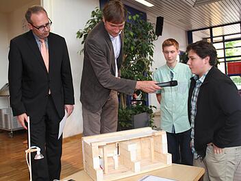 Matthias Herzog und Frank Wittmann (rechts) mit ihrem Modell einer intelligenten Straße, die auch noch Energie liefert; links im Bild Landrat Christian Meißner. Fotos: Gerda Völk