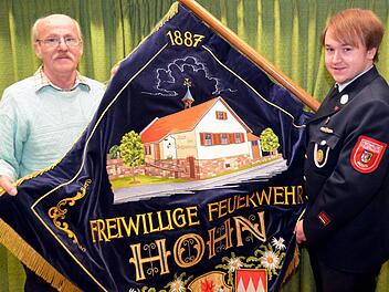 Franz Holzheimer und Florian Thoma halten als Vorsitzender bzw. Kommandant die Fahne der Freiwilligen Feuerwehr Hohn weiter hoch. Ohne ihr Engagement stünde der Verein vor der Auflösung. Foto: Peter Rauch