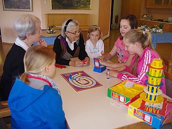 Vorschulkinder, Firmlinge und Senioren hatten beim gemeinsamen Spielen viel Spaß.  Foto: Heike Schülein