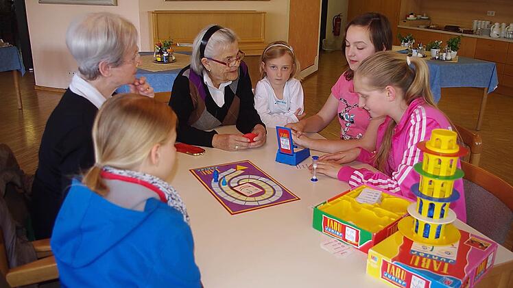 Vorschulkinder, Firmlinge und Senioren hatten beim gemeinsamen Spielen viel Spaß.  Foto: Heike Schülein