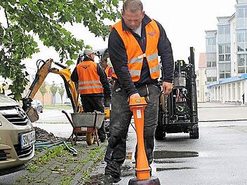 Mit dem Sensor in der Hand leitet Michael Tangermann den Kollegen auf dem Spezialbohrer sicher durch das Erdreich, um so die Kabel zu verlegen. Fotos: Thomas Heuchling