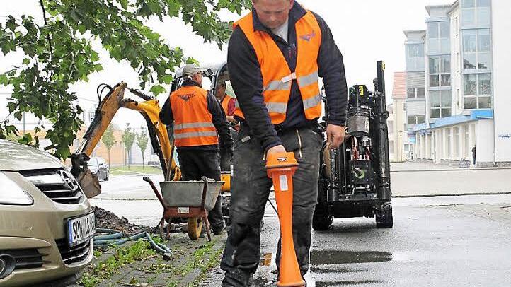Mit dem Sensor in der Hand leitet Michael Tangermann den Kollegen auf dem Spezialbohrer sicher durch das Erdreich, um so die Kabel zu verlegen. Fotos: Thomas Heuchling
