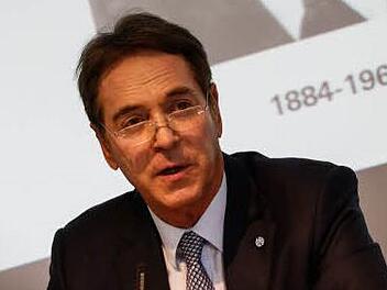 Michael Stoschek, Vorsitzender der Gesellschafter-Versammlung von Brose-Fahrzeugteile, bei einer Pressekonferenz am 29. April in Coburg. Der Enkel des Firmengr&uuml;nders Max Brose setzt sich f&uuml;r eine Ehrung seines Gro&szlig;vaters ein: Am Donnerstag soll der Stadtrat entscheiden, ob eine Stra&szlig;e nach Brose benannt wird.