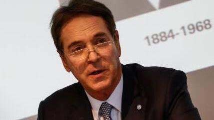 Michael Stoschek, Vorsitzender der Gesellschafter-Versammlung von Brose-Fahrzeugteile, bei einer Pressekonferenz am 29. April in Coburg. Der Enkel des Firmengr&uuml;nders Max Brose setzt sich f&uuml;r eine Ehrung seines Gro&szlig;vaters ein: Am Donnerstag soll der Stadtrat entscheiden, ob eine Stra&szlig;e nach Brose benannt wird.