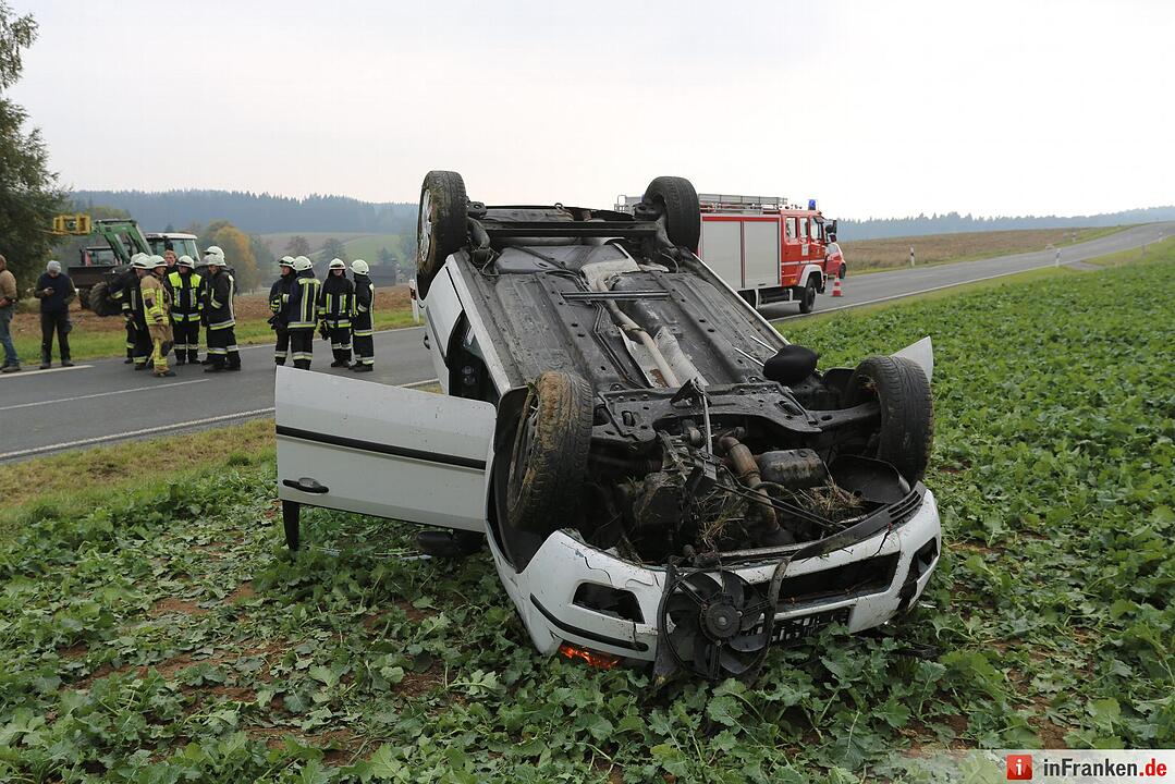 Auto landet auf dem Dach im Feld - Schwerer Unfall auf der B289