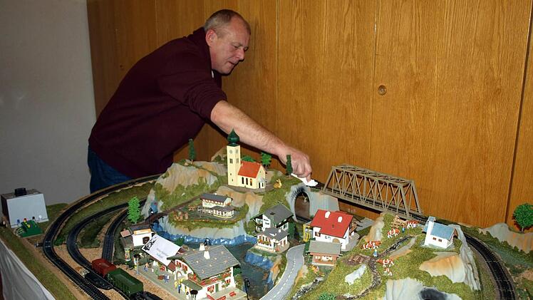Udo Förner legt reinigt ein letztes Mal die Eisenbahnschienen. Foto: Susanne Deuerling