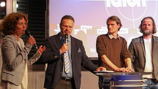 BR-Tatort-Redakteurin Stephanie Heckner im Gespr&auml;ch &uuml;ber den Dreh. Rechts die beiden Schauspieler Fabian Hinrichs und Andreas Leopold Schadt. Foto: Barbara Herbst