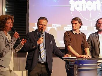 BR-Tatort-Redakteurin Stephanie Heckner im Gespräch über den Dreh. Rechts die beiden Schauspieler Fabian Hinrichs und Andreas Leopold Schadt. Foto: Barbara Herbst