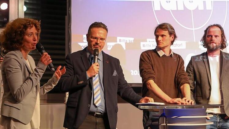 BR-Tatort-Redakteurin Stephanie Heckner im Gespräch über den Dreh. Rechts die beiden Schauspieler Fabian Hinrichs und Andreas Leopold Schadt. Foto: Barbara Herbst