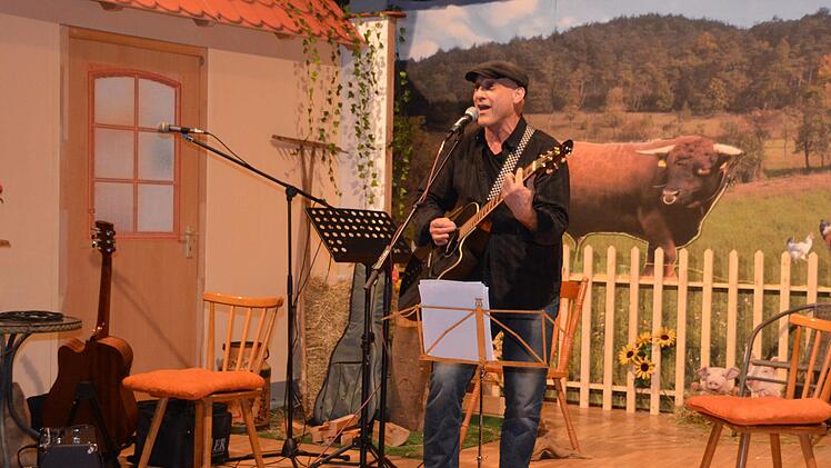 Manni Katzenberger ist mit seiner Mütze, die zu jedem seiner Auftritte dazugehört wie die Gitarre, längst kein Unbekannter mehr im Raum Kissingen. Peter Rauch