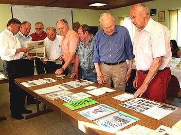 Einen Blick zurück auf die Gemeindegebietsreform und ihre Folgen warfen (von links) Altbürgermeister Peter Kirchner, Rupert Göller, Heinz Stretz, Alfons Kirchner, Philipp Sebald, Bernhard Schlereth, Staatssekretär a.D. Albert Meyer und Winfried Schmitt. Günther Geiling