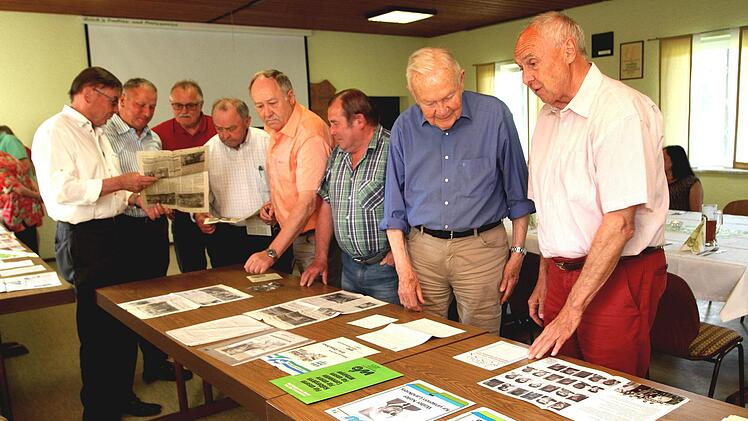 Einen Blick zurück auf die Gemeindegebietsreform und ihre Folgen warfen (von links) Altbürgermeister Peter Kirchner, Rupert Göller, Heinz Stretz, Alfons Kirchner, Philipp Sebald, Bernhard Schlereth, Staatssekretär a.D. Albert Meyer und Winfried Schmitt. Günther Geiling