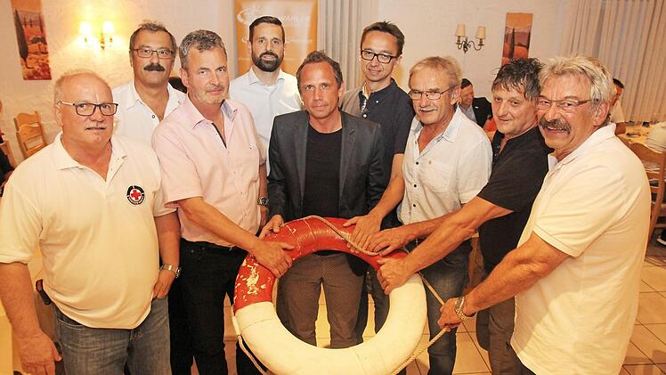 Bei der Bäder-Diskussion (v. l.): Raimund Schulik, Dieter Kemmerth (Vorsitzender FW Ebermannstadt), Hans-Jürgen Nekolla, Jürgen Fiedler, Thorsten Glauber, Martin Redel, Gerhard Kraus (Schwimmbadförderverein Streitberg), Andreas Müller, Robert Weiß  Foto: PR