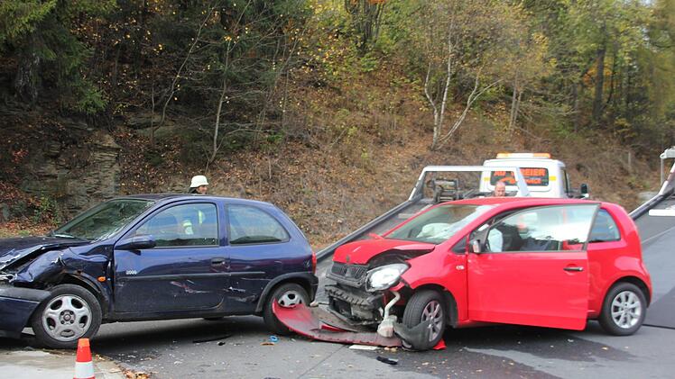 Der Fahrer des roten Skoda hat am Freitagnachmittag (26.10.2018) beim Linksabbiegen in Lauenstein den blauen Opel übesehen. Foto: Andreas Schmitt