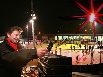 Rainer Ludwig erinnert sich an Jahrzehnte als DJ der Kulmbacher Eisdisco.Archiv