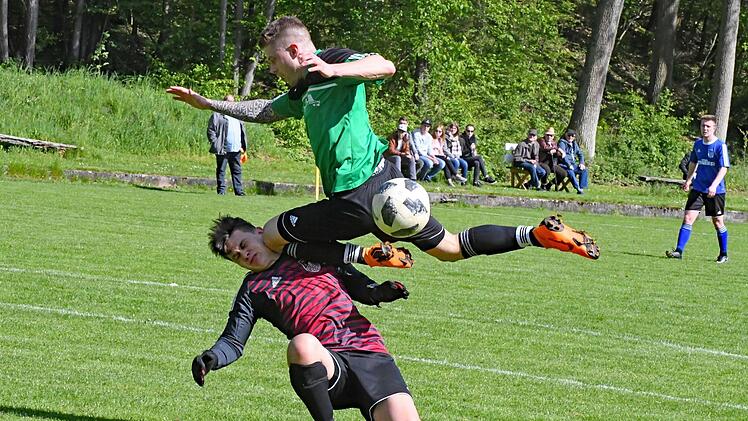 Aua! Rene Bartsch von der SpVgg Haard rammt  sein Knie in Pfändhausens Nico Weiermüller. Der musste sein Kinn kühlen lassen.Hopf