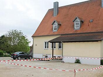 Vor dem ehemaligen Schulhaus in Mailach will die Gemeinde zusammen mit den Vereinen bauen.  Foto: Andreas Dorsch