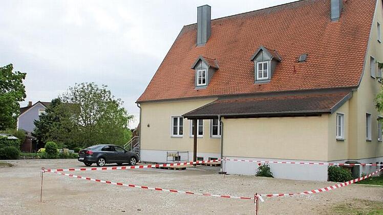 Vor dem ehemaligen Schulhaus in Mailach will die Gemeinde zusammen mit den Vereinen bauen.  Foto: Andreas Dorsch