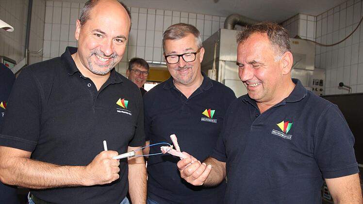 Die Strippenzieher am Rippenzieher: Johannes Krapp (Schlüsselfeld), Ernst Nickel (Geiselwind) und Armin Luther (Burghaslach) haben bei Metzger Martin Kreß gelernt, wie man einen "Rippenzieher" einsetzt, um Fleisch vom Knochen zu trennen. Dabei haben sie sich (bürger-)meisterlich angestellt. Diana Fuchs