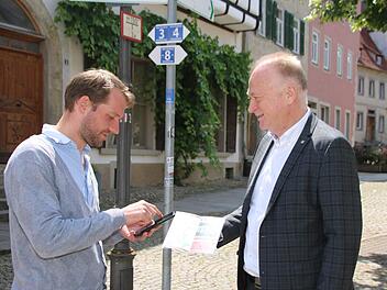 Die Wanderwege 3, 4 und 8 führen über den Münnerstädter Anger. Jetzt können Wanderer ihnen auch mit dem Handy folgen. Dazu gibt es eine neue Broschüre. Stadtmanager Kilian Düring (links) und Bürgermeister Helmut Blank testen die digitale Möglichkeit.  Thomas Malz