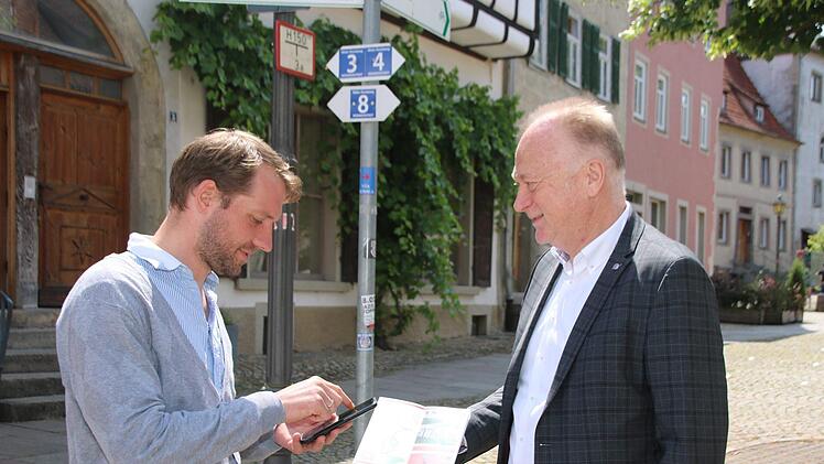 Die Wanderwege 3, 4 und 8 führen über den Münnerstädter Anger. Jetzt können Wanderer ihnen auch mit dem Handy folgen. Dazu gibt es eine neue Broschüre. Stadtmanager Kilian Düring (links) und Bürgermeister Helmut Blank testen die digitale Möglichkeit.  Thomas Malz