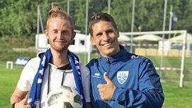 André (links) gewann die Fußball-Challenge, Mathias Kodisch vom VfB gratulierte ihm.
