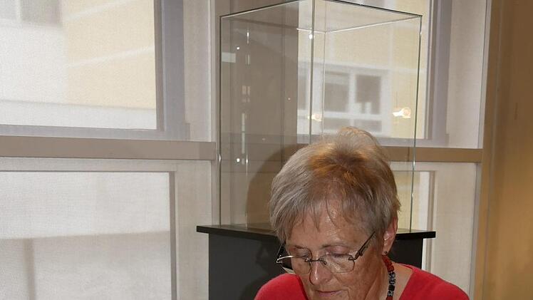 Lieselotte Konopka kreiert feinste Handarbeiten aus Fimo:  Gebäck und Torten, Obst und Gemüse, Blumen Foto: Manja von Nida