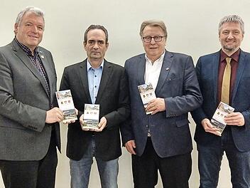 Bei der Vorstellung des Veranstaltungskalenders der VG Ebern dabei (von links): Bürgermeister Jürgen Hennemann, Andreas Holch und die Bürgermeister Willi Sendelbeck und Ralf Nowak Foto: VG Ebern