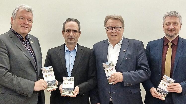 Bei der Vorstellung des Veranstaltungskalenders der VG Ebern dabei (von links): Bürgermeister Jürgen Hennemann, Andreas Holch und die Bürgermeister Willi Sendelbeck und Ralf Nowak Foto: VG Ebern