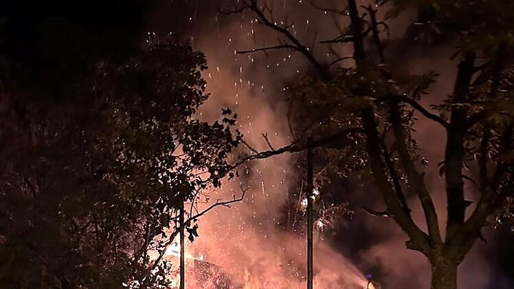 Erlangen: Holzhütte einer Kindertagesstätte geht in Flammen auf - Polizei sucht Zeugen
